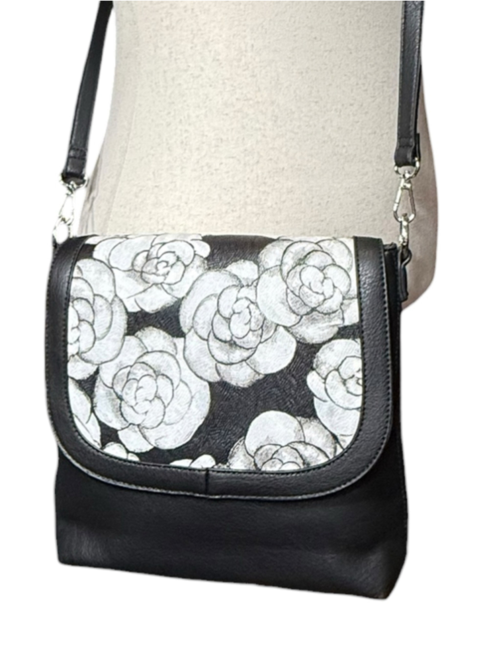 Magnolia and Vine Black & White Floral Magnetic Shell
